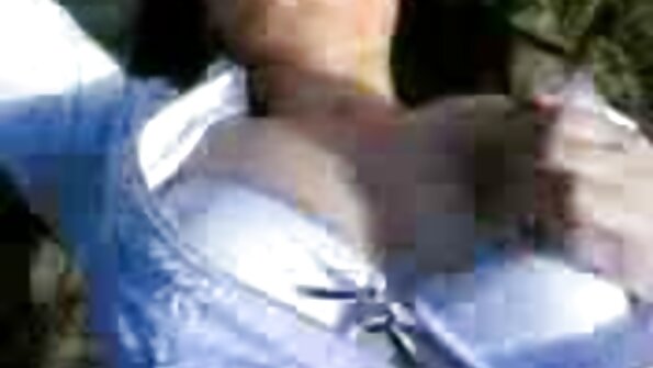 Dana Dearmond knepper sin ven med strap-on dildo under en dampende trekant